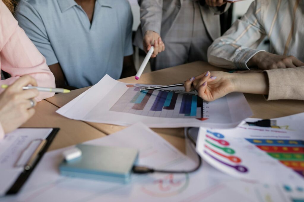 Business owners collaborating with a social media influencer in Dubai, UAE, discussing an influencer marketing campaign.