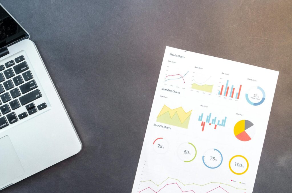 Comparison table showing SEO features of Shopify and WooCommerce for new businesses